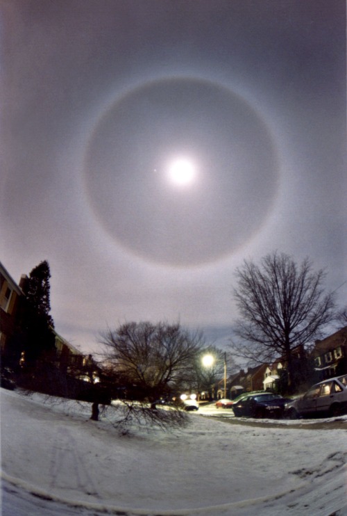 space_moonhalo